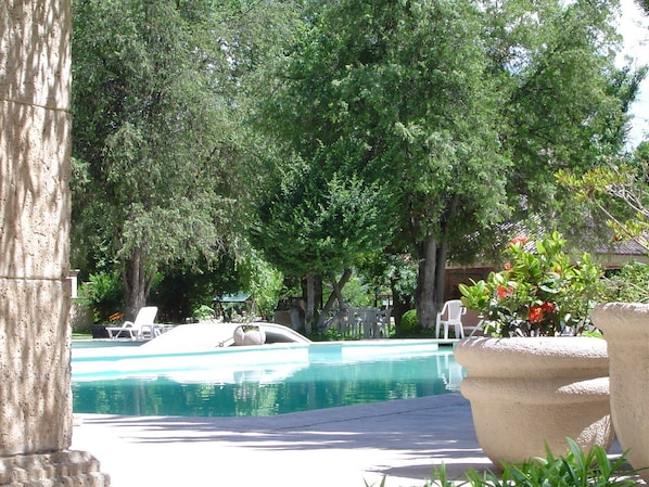 Una piscina al aire libre