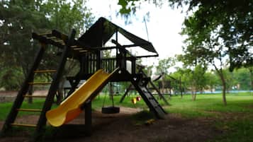Área de juegos infantiles al aire libre