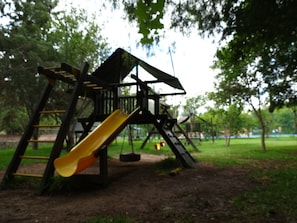 Área de juegos infantiles al aire libre