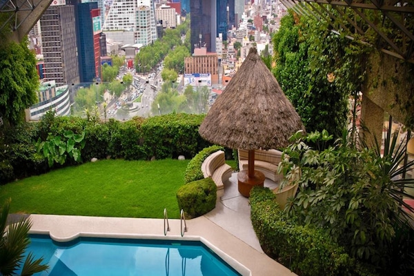 Alberca techada y alberca al aire libre