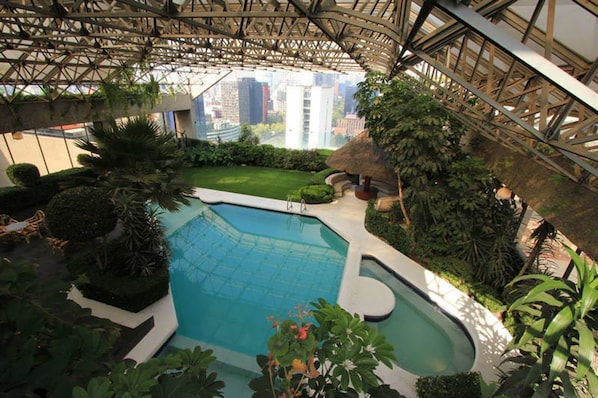 Una piscina cubierta, una piscina al aire libre