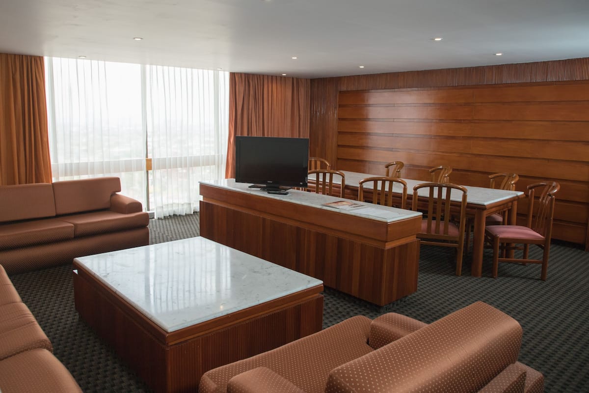 Superior Suite, 2 Queen Beds, City View, Tower | Living area