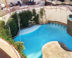 Utomhuspool, öppet 10.00 till 22.00, parasoller och solstolar