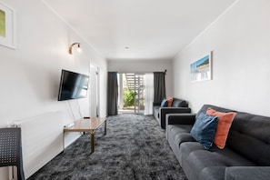 Apartamento standard, 1 quarto | Área de estar | TV de plasma 32 polegadas com canais digitais, TV