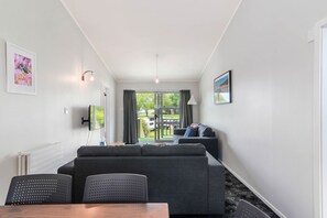 One Bedroom Unit (K) | Living room | 32-inch plasma TV with digital channels, TV - Lake Lodge Motel (Rotorua)