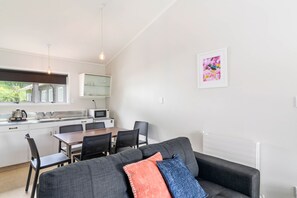 Apartamento estándar, 1 habitación | Zona de estar | Televisión de plasma de 32 pulgadas con canales digitales