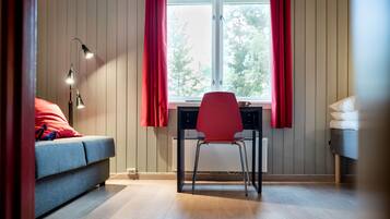 Escrivaninha, quartos à prova de som, Wi-Fi de cortesia, roupa de cama