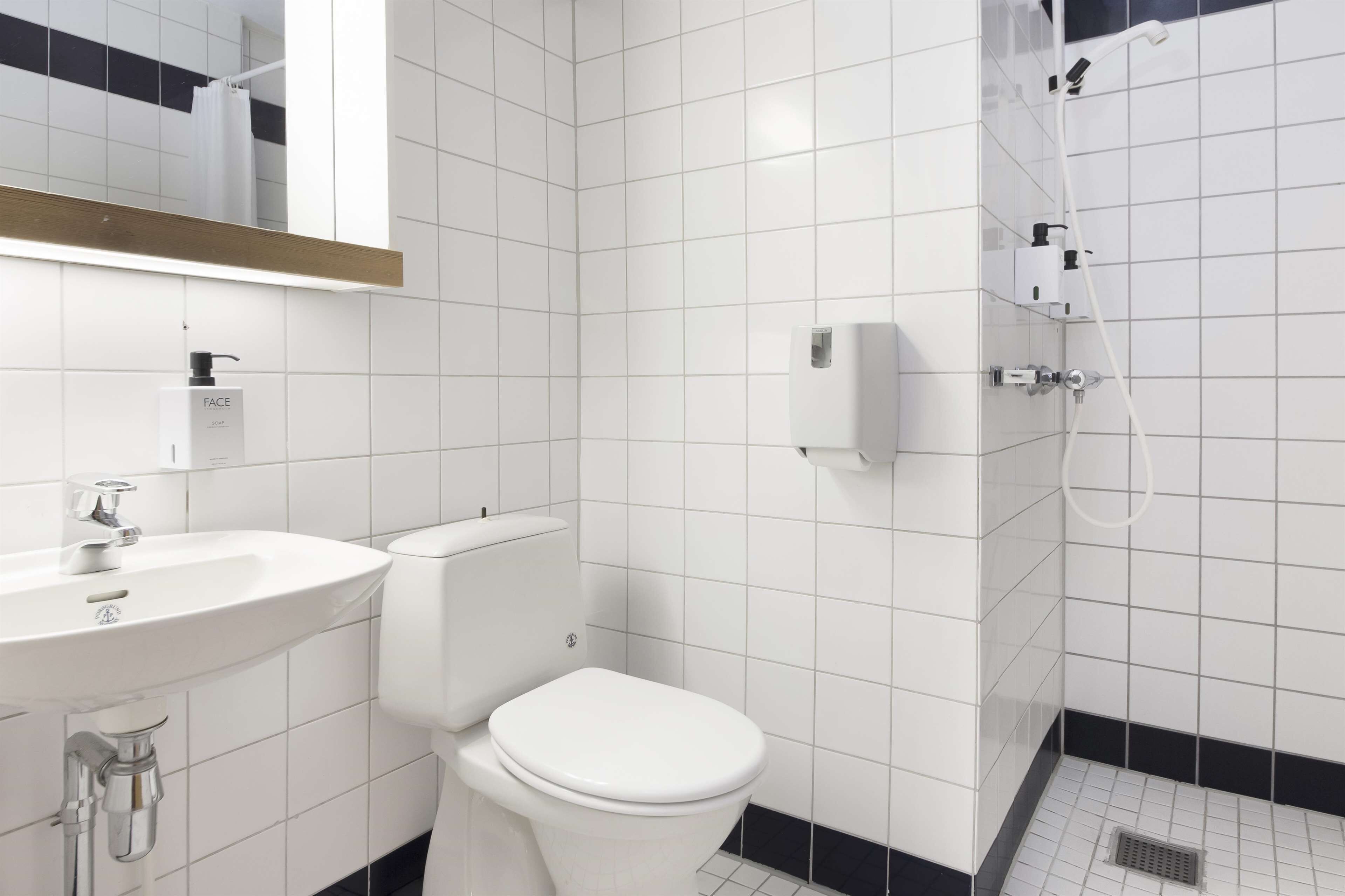 Salle de bain | Douche, serviettes fournies