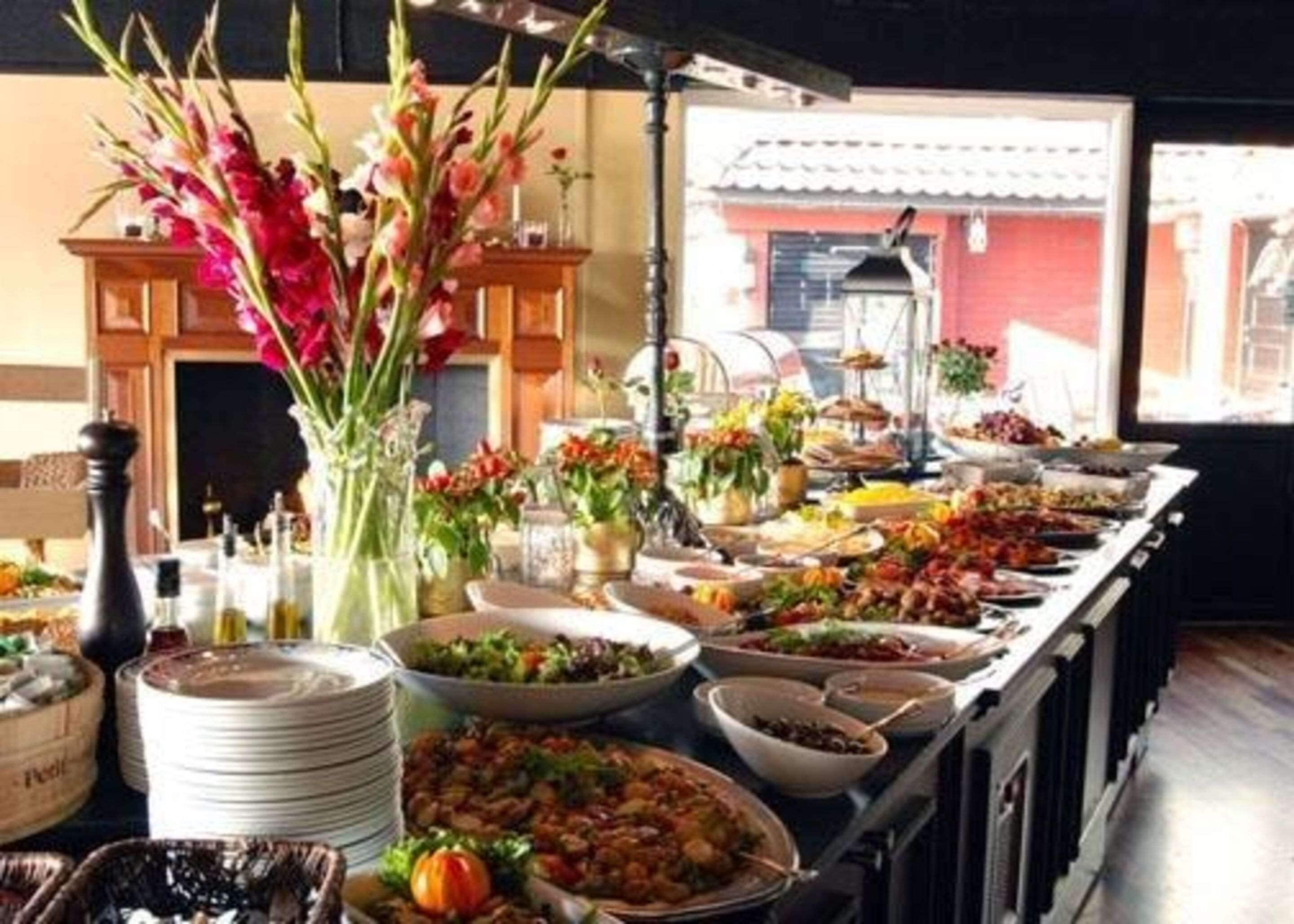 breakfast, lunch and dinner served