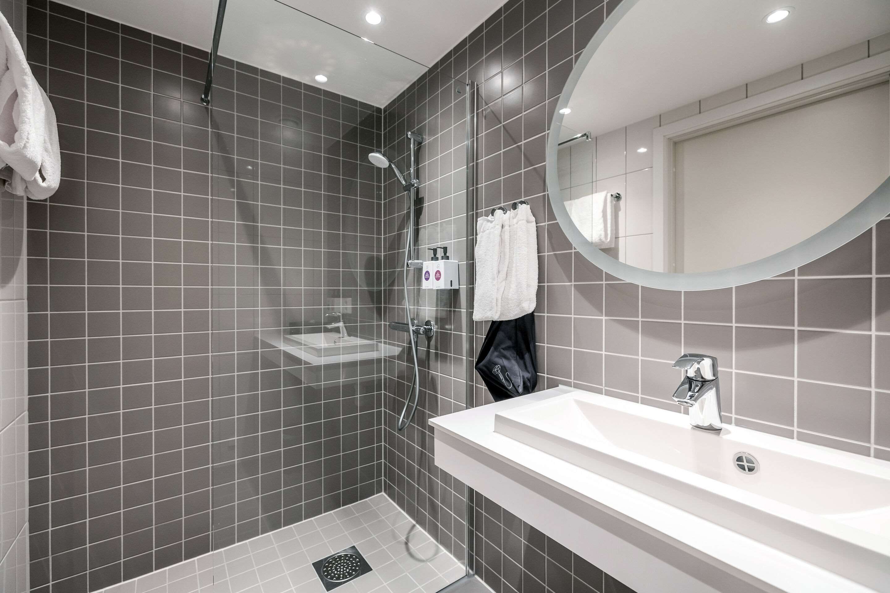 combined shower/bathtub, towels