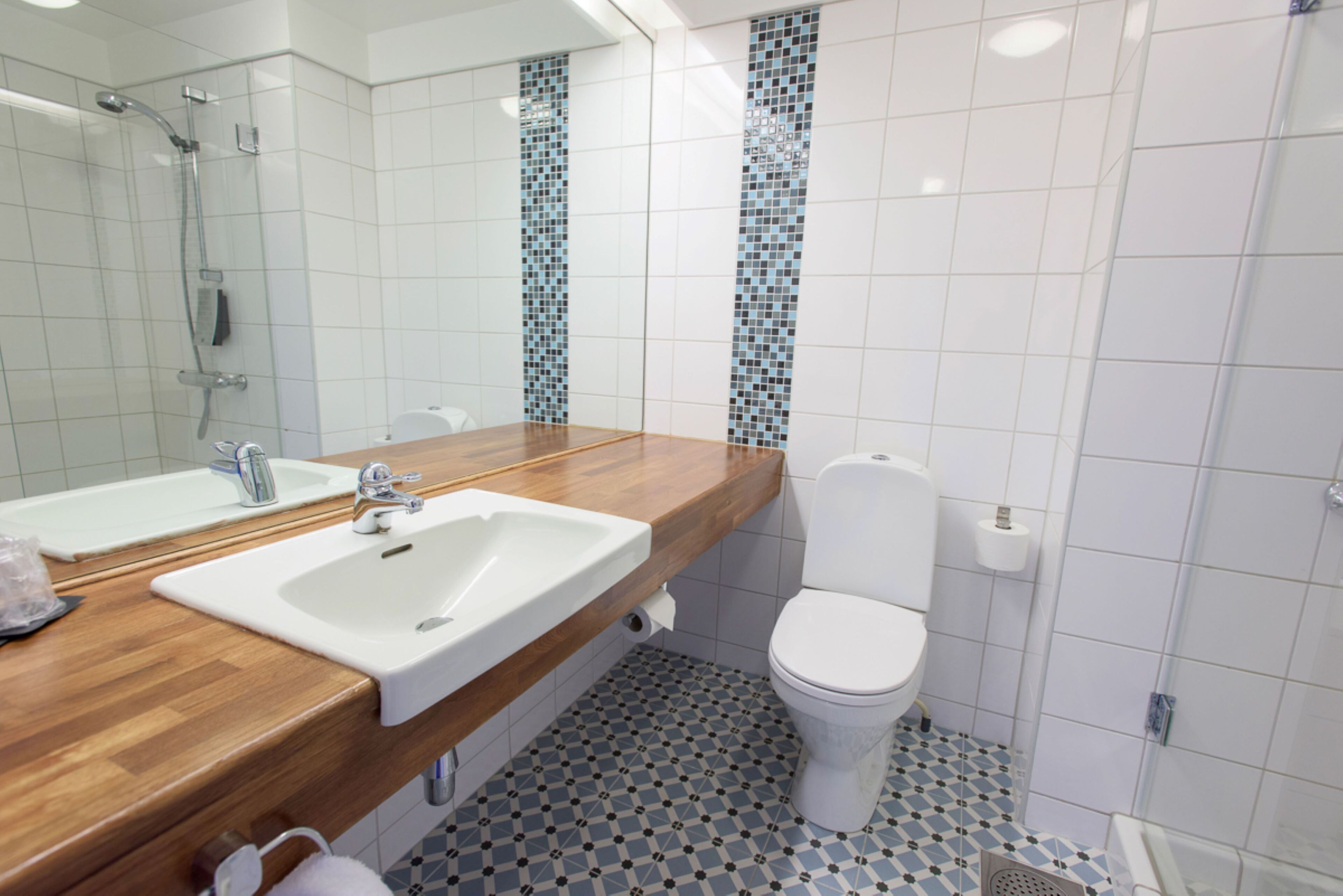 combined shower/bathtub, towels