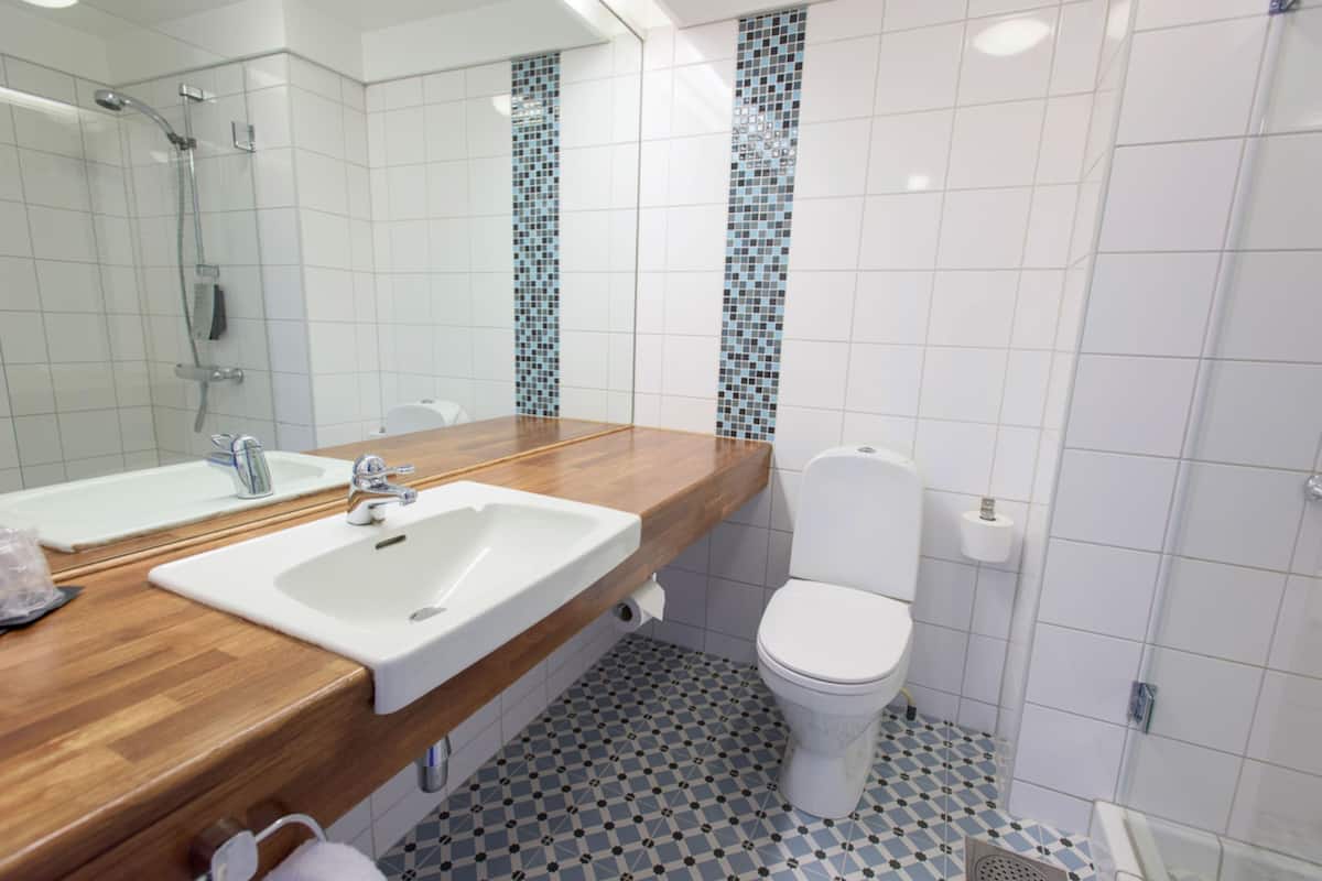 combined shower/bathtub, towels