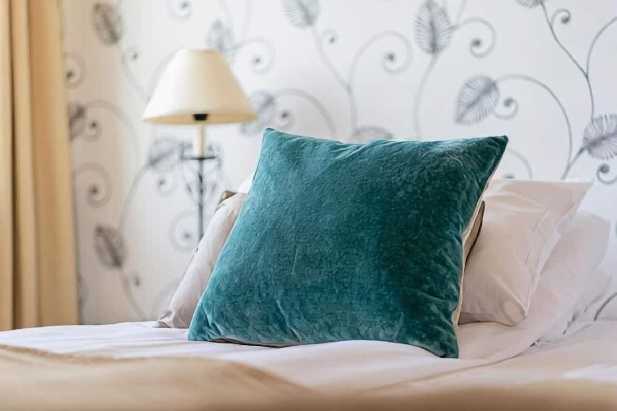 Camas con pillow-top, cortinas blackout, insonorización y ropa de cama