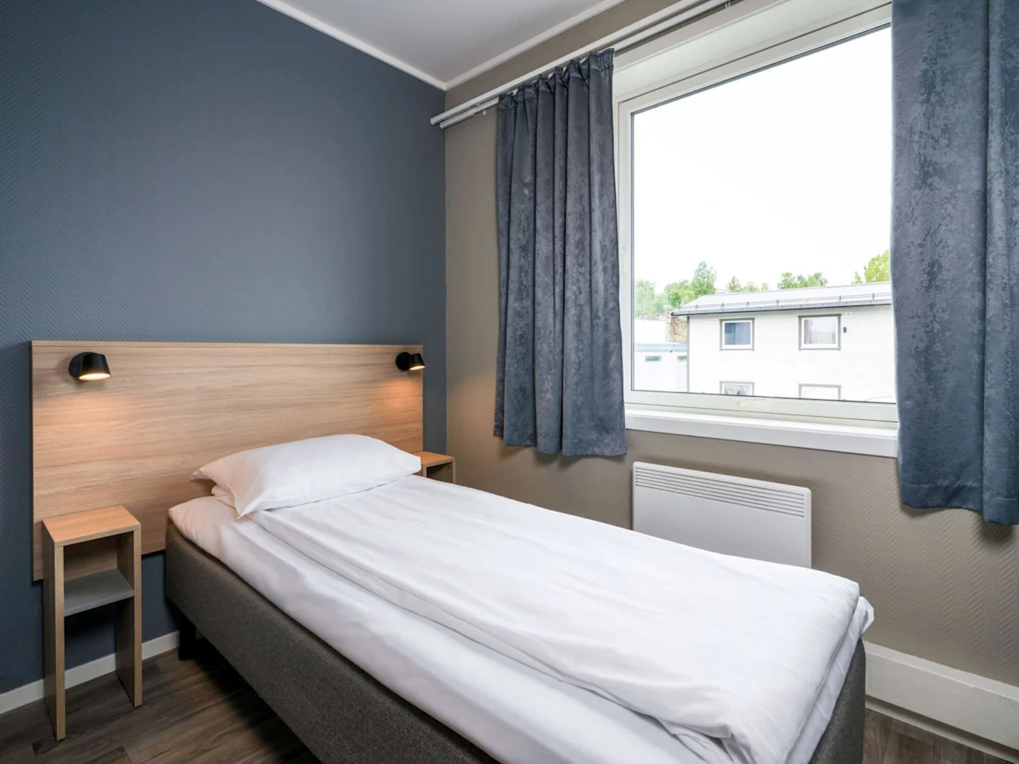 Yksilöllisesti sisustettu, yksilöllisesti kalustettu, työpöytä