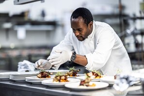 3 restaurants; breakfast, lunch and dinner served  - Straand Hotel (Kviteseid)