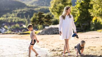 Privat strand, sandvolleyball, strandbar og roing