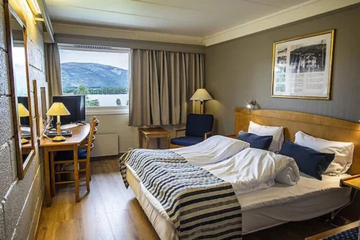 Pillowtop beds, desk, free WiFi, bed sheets