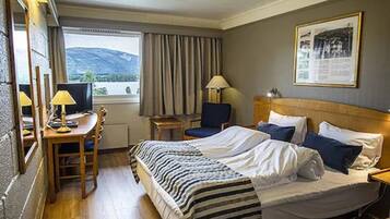 Senger med overmadrass, skrivebord, wi-fi (inkludert) og sengetøy