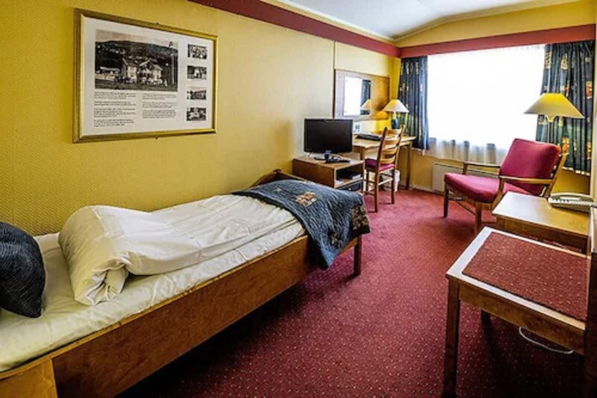 Standard Room, 1 Twin Bed | Pillowtop beds, desk, free WiFi, bed sheets