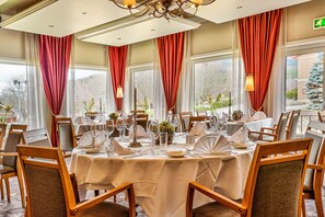 3 restaurants, breakfast served