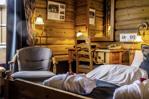 Pillowtop beds, desk, free WiFi, bed sheets