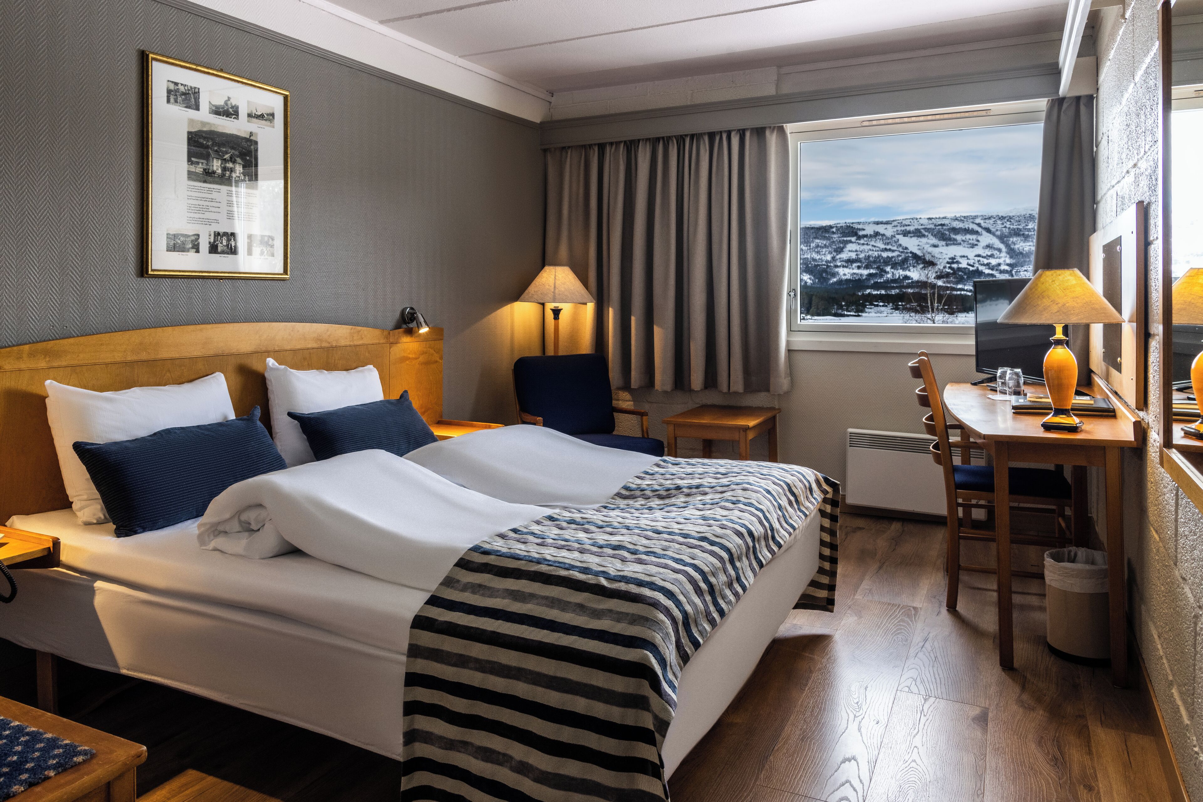 Colchones con pillow-top, escritorio, wifi gratis y ropa de cama 