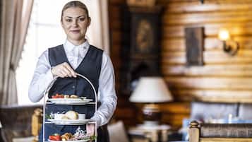 3 restaurants, breakfast served