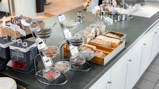 Un bufé con diversos alimentos y salsas.