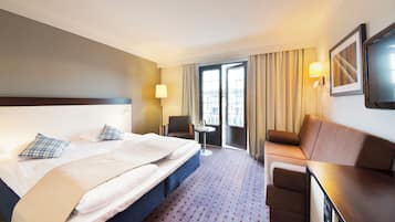 Rom – superior, 1 kingsize-seng med sovesofa | Senger med overmadrass, blendingsgardiner og sengetøy