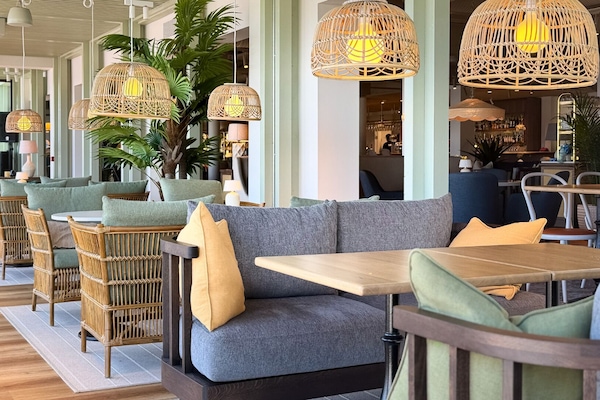 Se sirven desayunos y almuerzos; cocina escandinava; con vista al mar