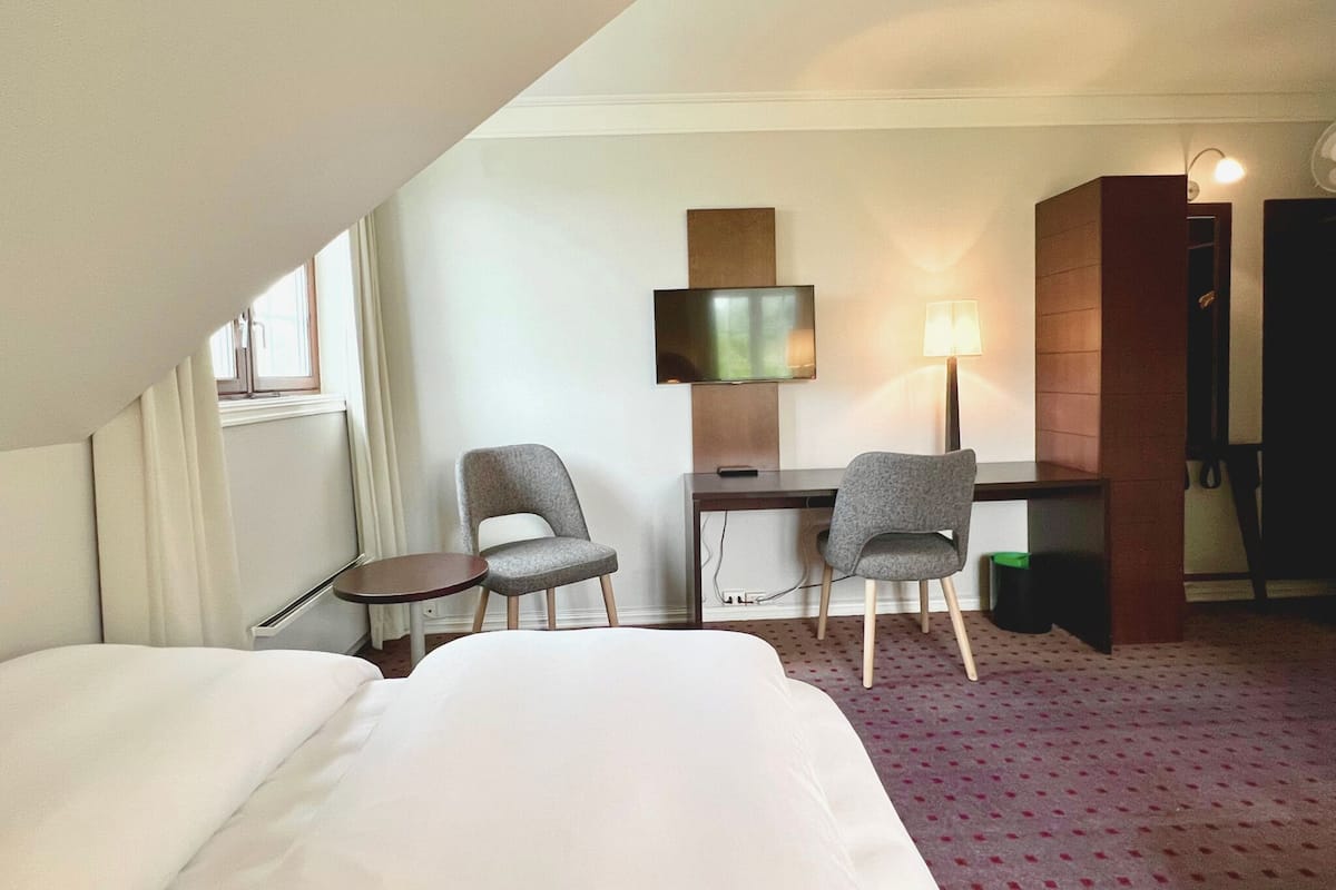 Standard Room, 1 Queen Bed | 2 bedrooms, pillowtop beds, blackout drapes, bed sheets