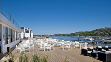 Breakfast, lunch, dinner served; ocean views