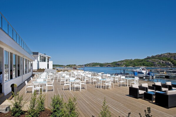 Breakfast, lunch, dinner served; sea views