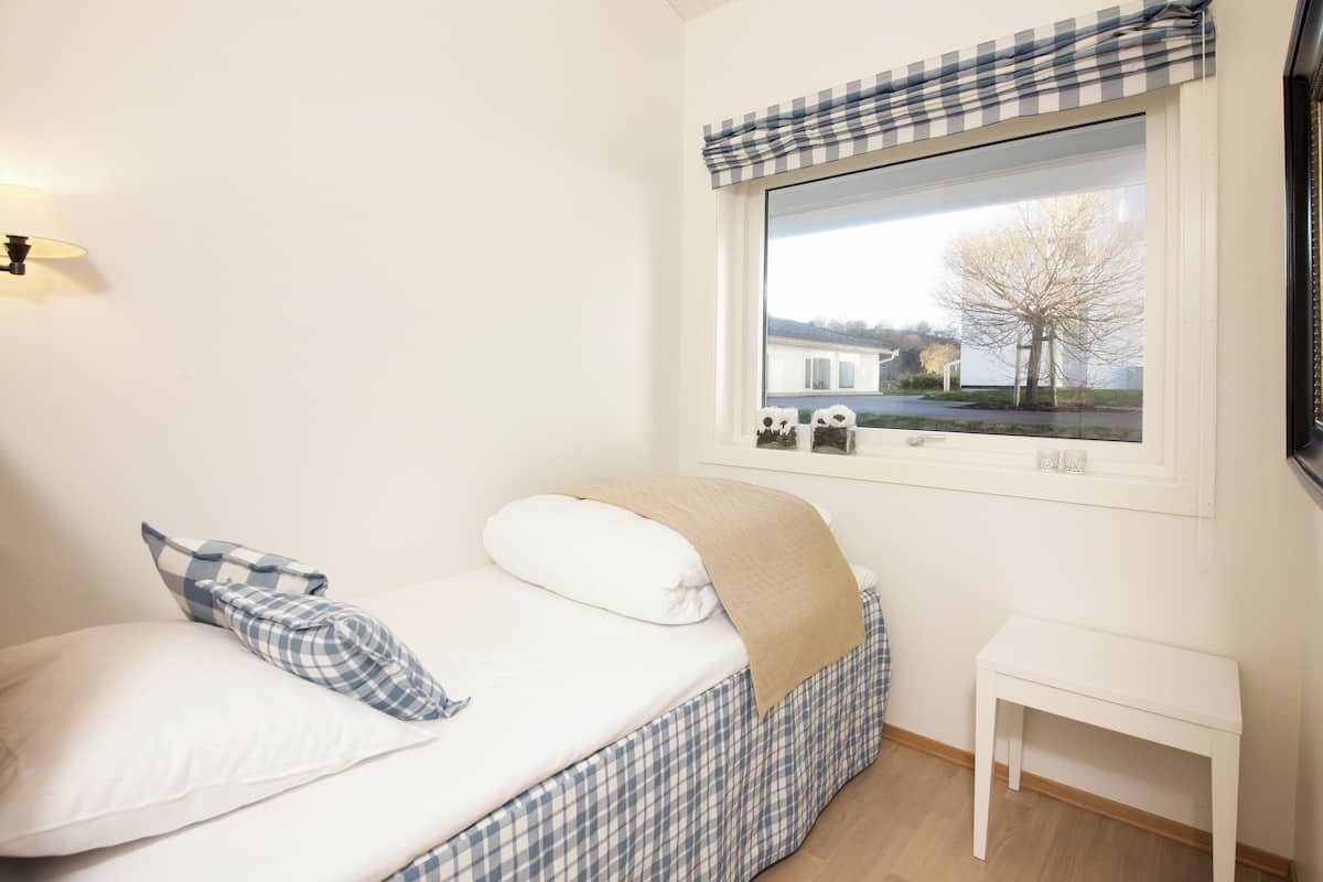 2 bedrooms, pillowtop beds, blackout drapes, bed sheets