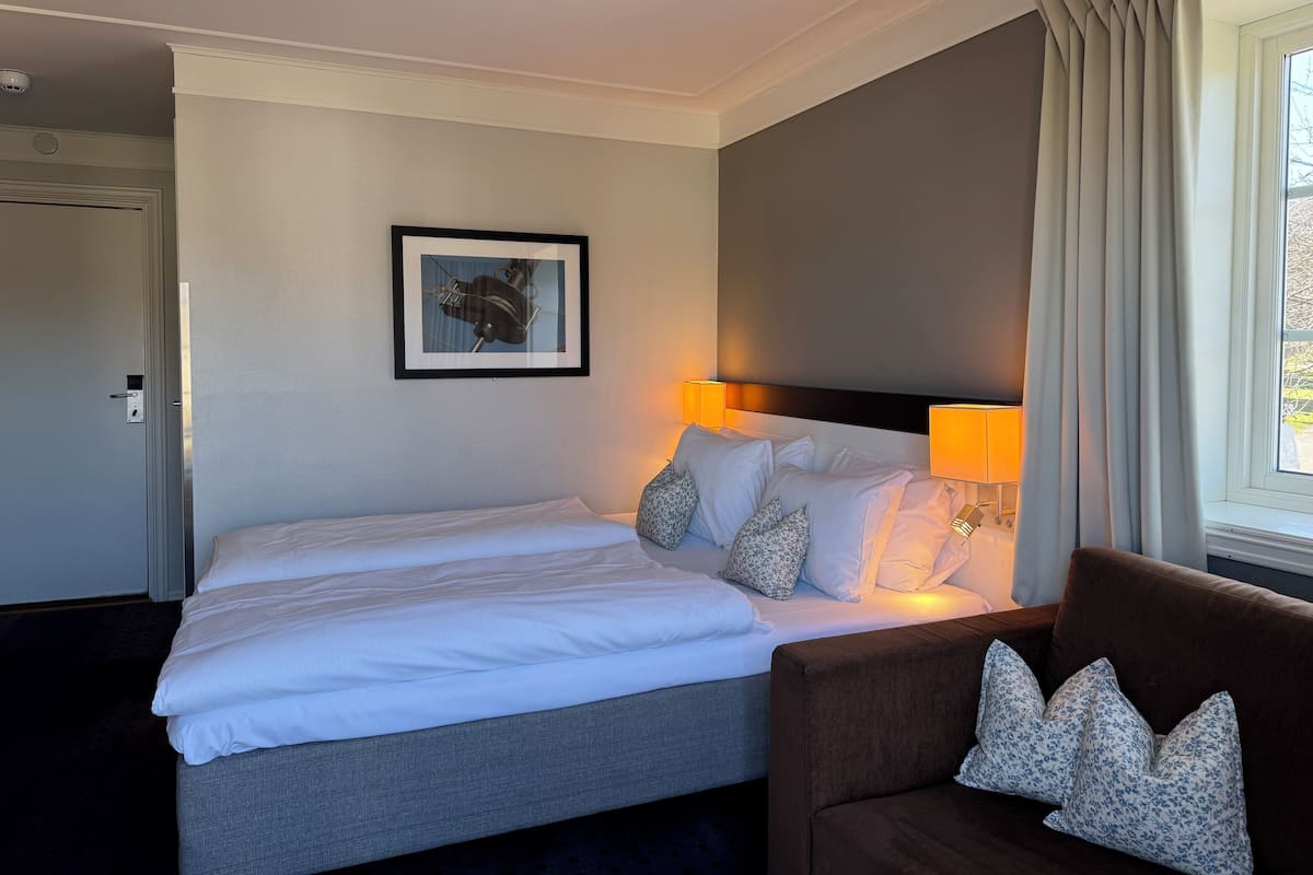 2 bedrooms, pillowtop beds, blackout drapes, bed sheets