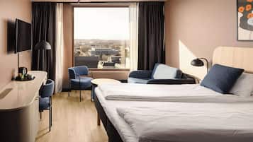 Escritorio, tabla de planchar con plancha, wifi gratis y ropa de cama