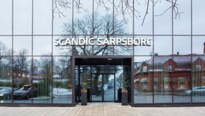 The exterior of the Scandic Sarpsborg hotel with a modern glass facade and a clear entrance. - Scandic Sarpsborg (Sarpsborg)