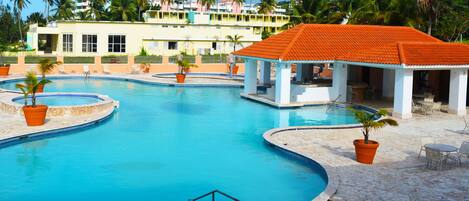 2 つの屋外プール