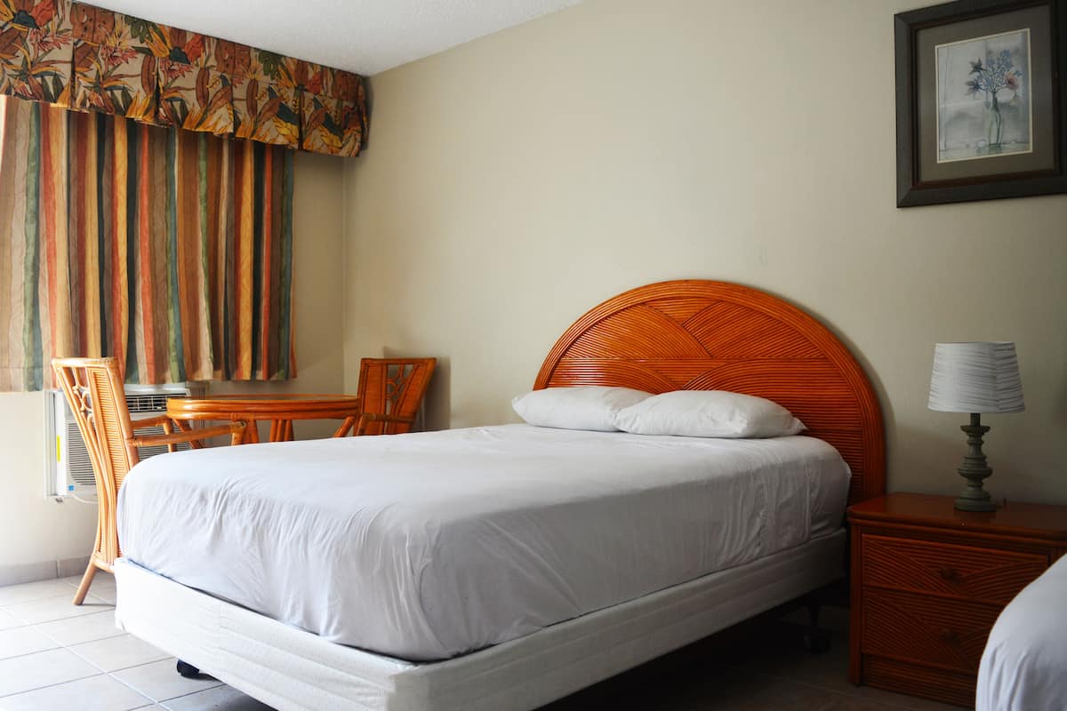 Studio, 2 Double Beds | Iron/ironing board, bed sheets