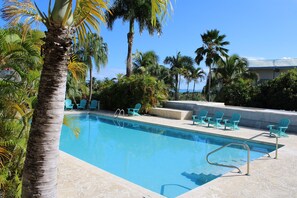 2 udendørs pools, liggestole