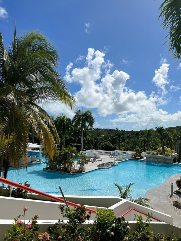 2 piscines extérieures, chaises longues