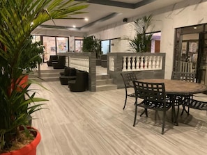 Coin salon dans le hall