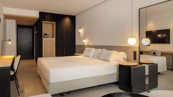 Comfort Double Room | Minibar, in-room safe, desk, blackout drapes