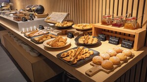 Een buffet met diverse gebakjes en desserts.