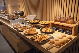 Breakfast, lunch, dinner served; international cuisine 