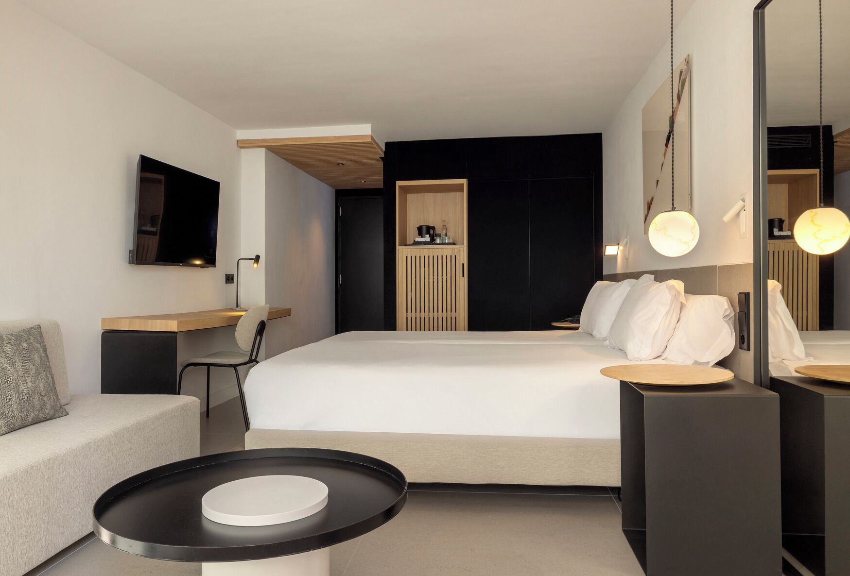 Minibar, coffres-forts dans les chambres, bureau, rideaux occultants