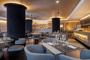 Serveert ontbijt, lunch, diner, internationale gerechten 