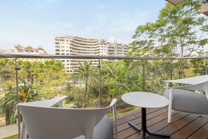 Een minibar, een kluis op de kamer, een bureau, verduisterende gordijnen