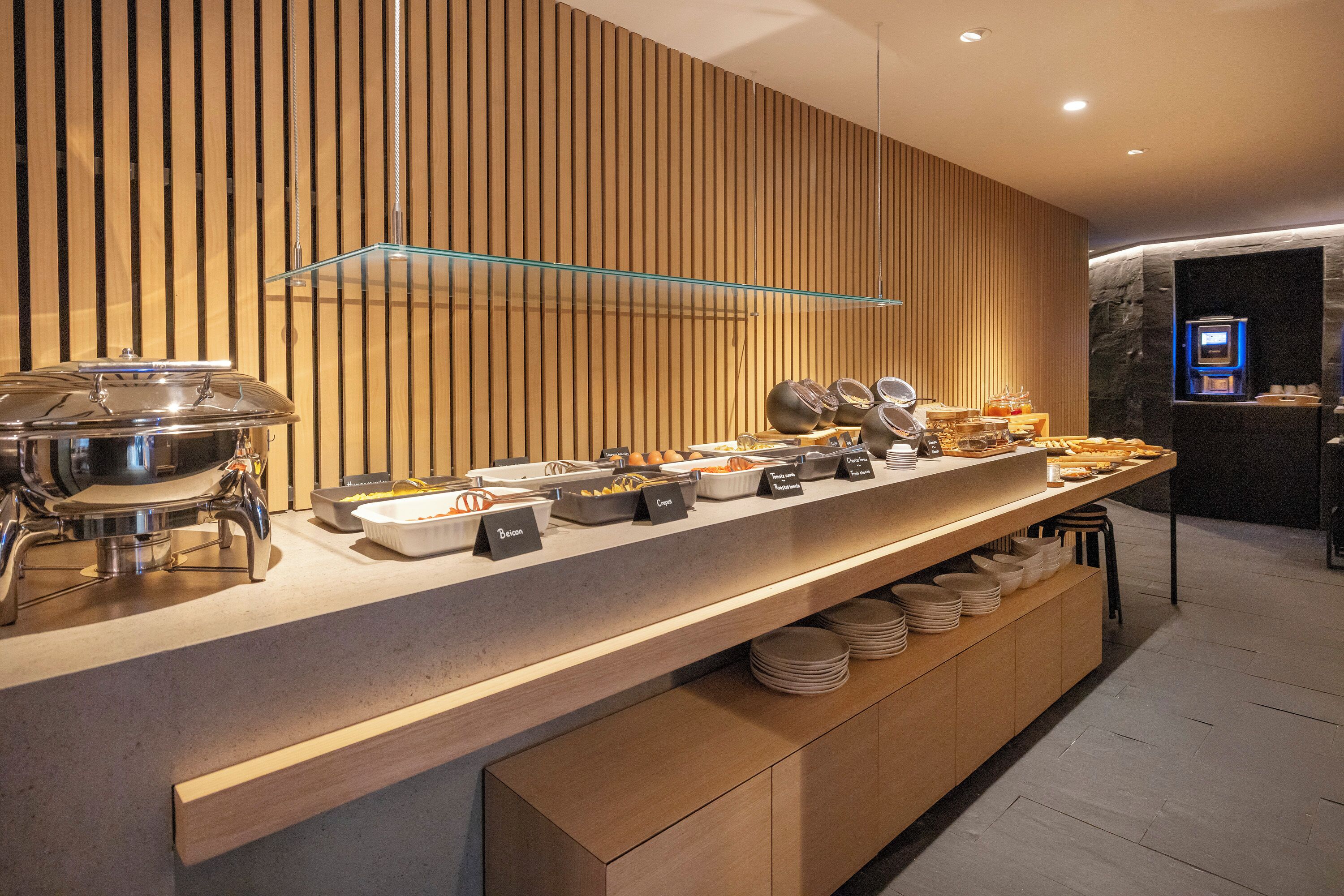 breakfast, lunch, dinner served; international cuisine