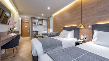 Minibar, Zimmersafe, Schreibtisch, kostenloses WLAN